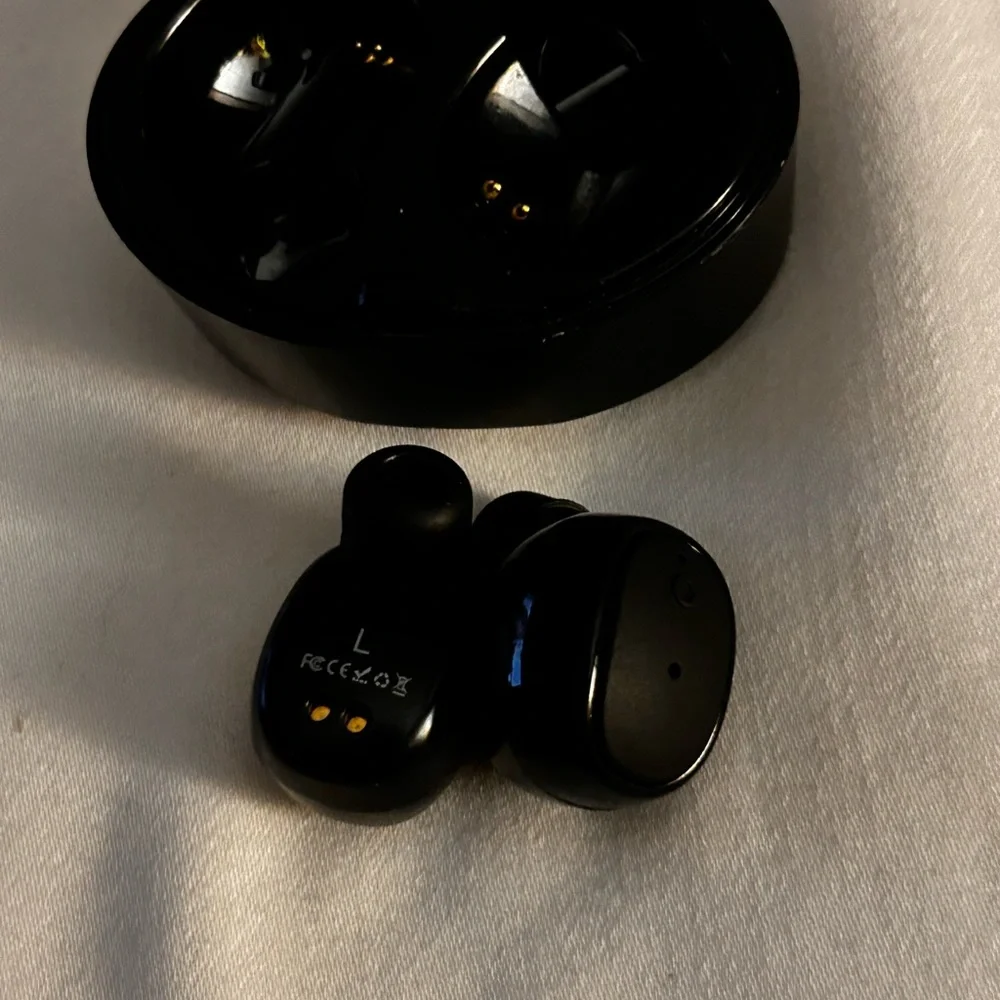 Lechgo bluetooth headphones.